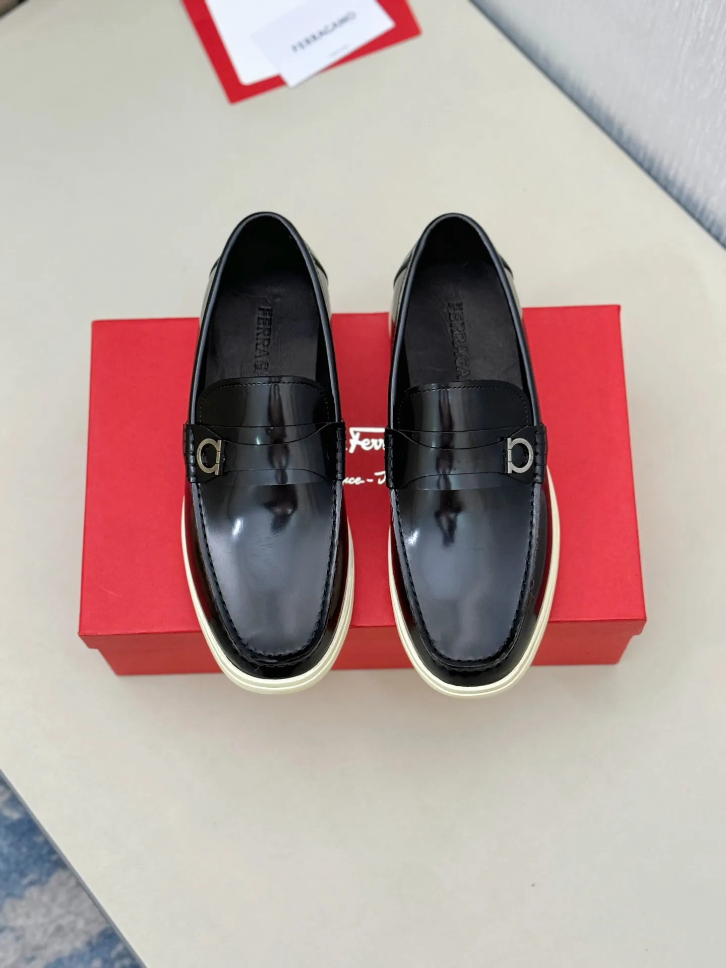 [Ferragamo] P: 580💰 Number of yards: 38~44 (45 orders are non-returnable) Ferragam's new men's driving shoes, the fabric is made of imported cowhide, with visible texture, heavy industrial stitching, dyed calfskin inside, standard logo cowhide feet, big-name experience, soft and comfortable on the feet, a men's favorite, special non-slip and wear-resistant rubber soles, easy to handle various occasions, with original box packaging!
